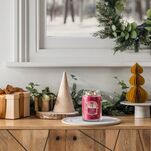 Santa On Skis - Yankee Candle Signature - duża świeca zapachowa - nowość 2025 - 6