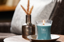 Evergreen Cashmere - Woodwick - średnia świeca z drewnianym knotem  - 2