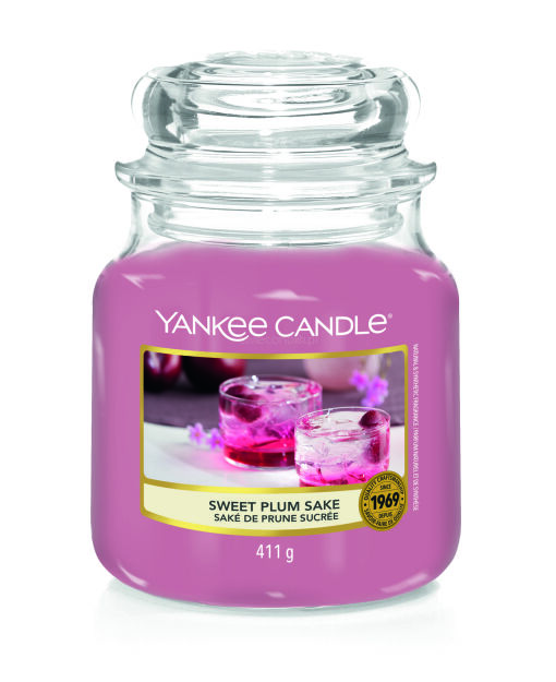 Sweet Plum Sake - Yankee Candle - średnia świeca zapachowa