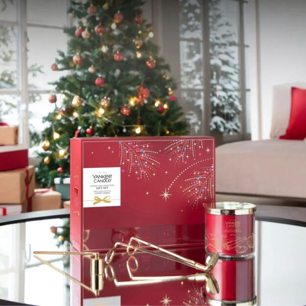 Yankee Candle Love Your Candle Christmas - zestaw prezentowy z świecą, nożycami i zagaszaczem