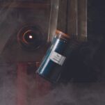 Antiquarium - Woodwick - duża świeca z drewnianym knotem - nowość 2024 - 2