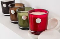 Vanille & Feu de Bois - Vila Hermanos - świeca zapachowa 280g - seria Cameo Red - 2