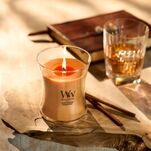 Golden Bourbon - Woodwick - średnia świeca zapachowa z drewnianym knotem - nowość 2025 - 5