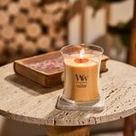 Golden Bourbon - Woodwick - średnia świeca zapachowa z drewnianym knotem - nowość 2025 - 6