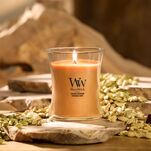 Golden Bourbon - Woodwick - średnia świeca zapachowa z drewnianym knotem - nowość 2025 - 7